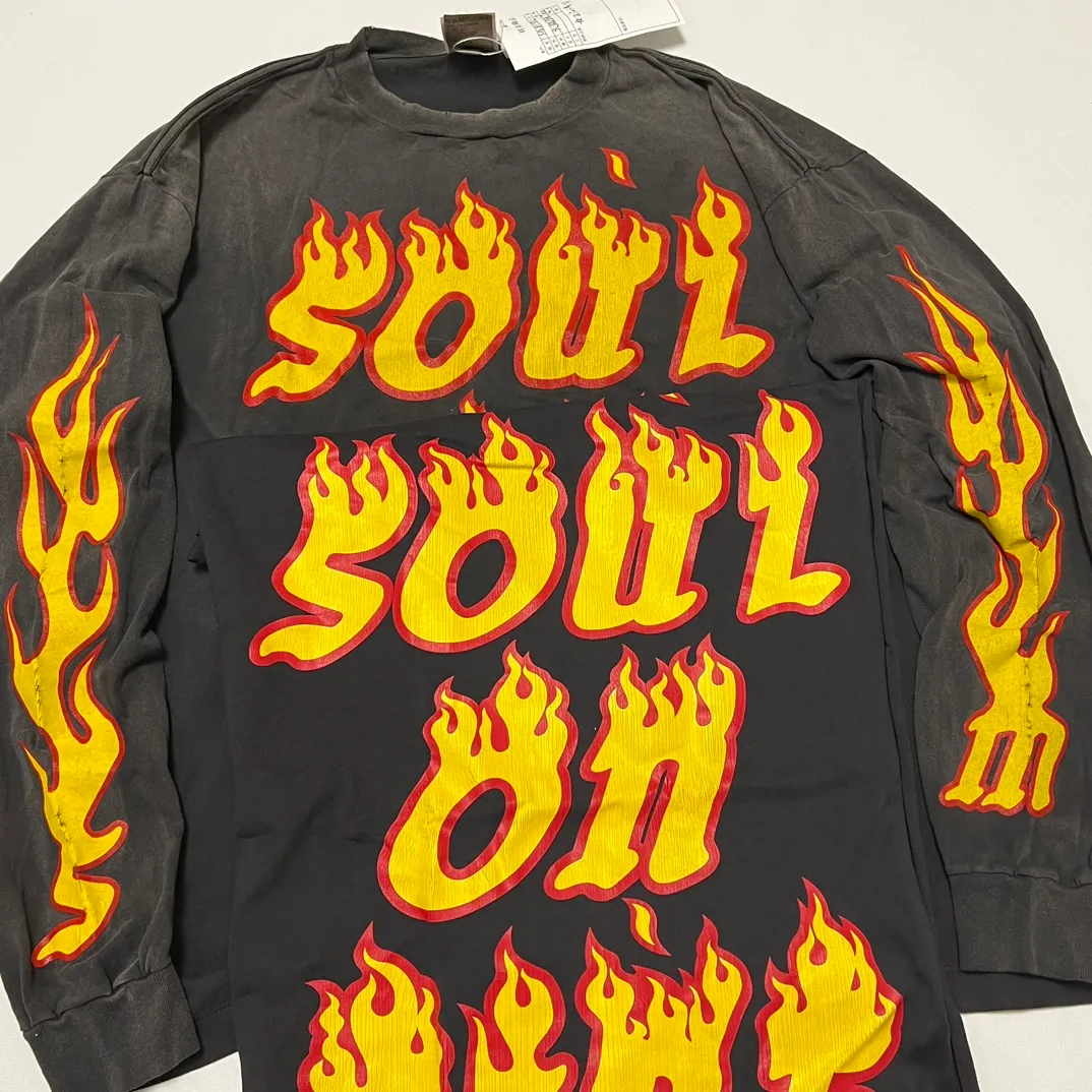 Authentic sample. Don’t buy products made from pictures. SAINT Mxxxxxx LS TEE/SOUL ON FIRE/BLK Soul Flame/Flame Long Sleeve. Washed Black S-XL. Look for cylindrical fabrics without side seams. Don’t buy open-width ones anymore. It’s boring.